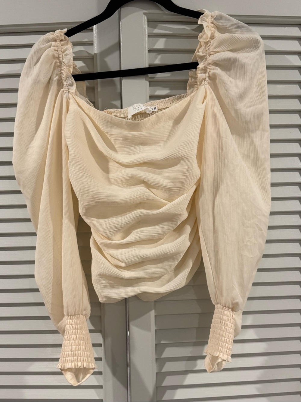 Astr Ruched Cream Long-Sleeve Puff Blouse